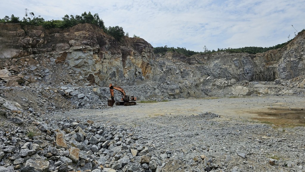 Dự án mở rộng mỏ đá granit sau 4 năm chưa được cấp phép?