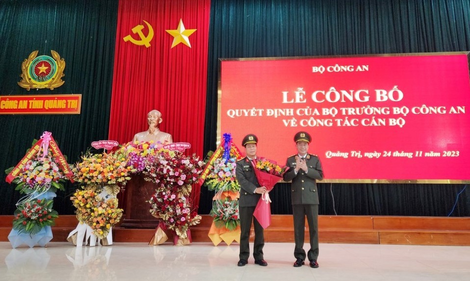 Thứ trưởng Lê Quốc Hùng tặng hoa chúc mừng đồng chí Đại tá Nguyễn Văn Thanh (CA Quảng Trị)