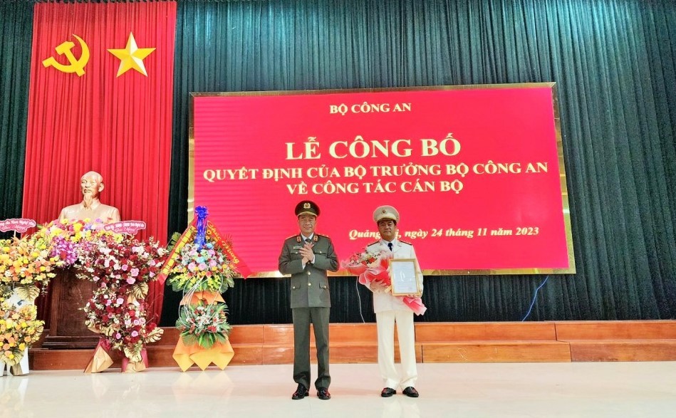 Thứ trưởng Lê Quốc Hùng trao quyết định điều động và bổ nhiệm Đại tá Nguyễn Đức Hải giữ chức vụ Giám đốc Công an tỉnh Quảng Trị (Ảnh: CA Quảng Trị)