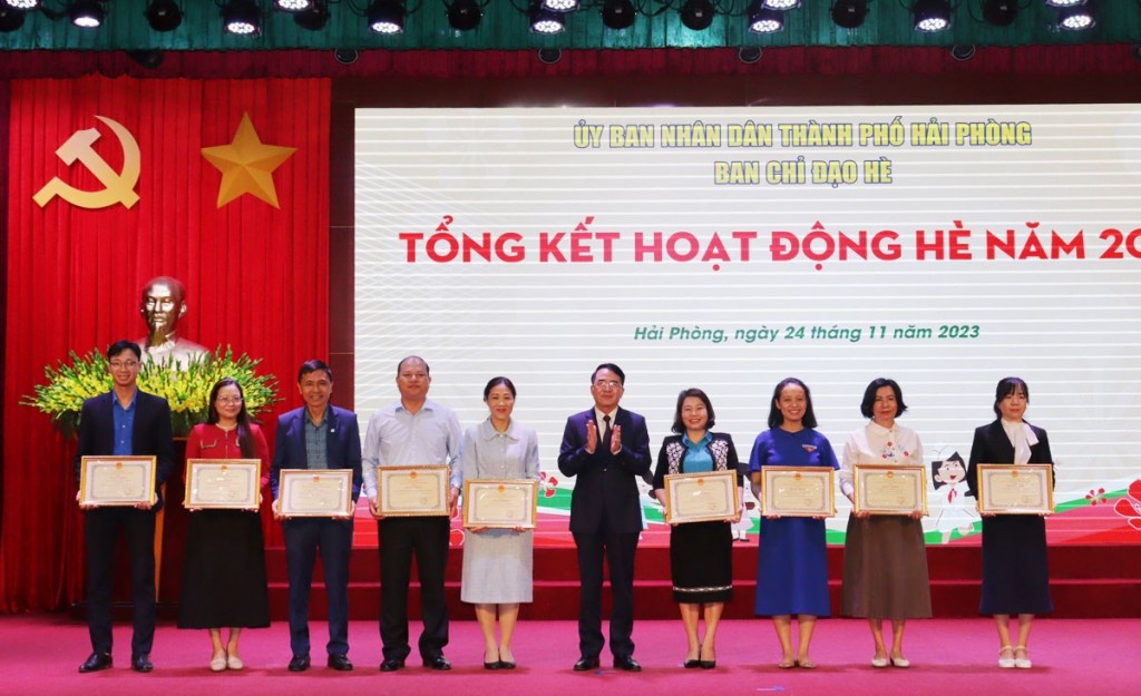 Phó Chủ tịch UBND thành phố Lê Khắc Nam trao Bằng khen của UBND thành phố cho các tập thể, cá nhân đạt giải
