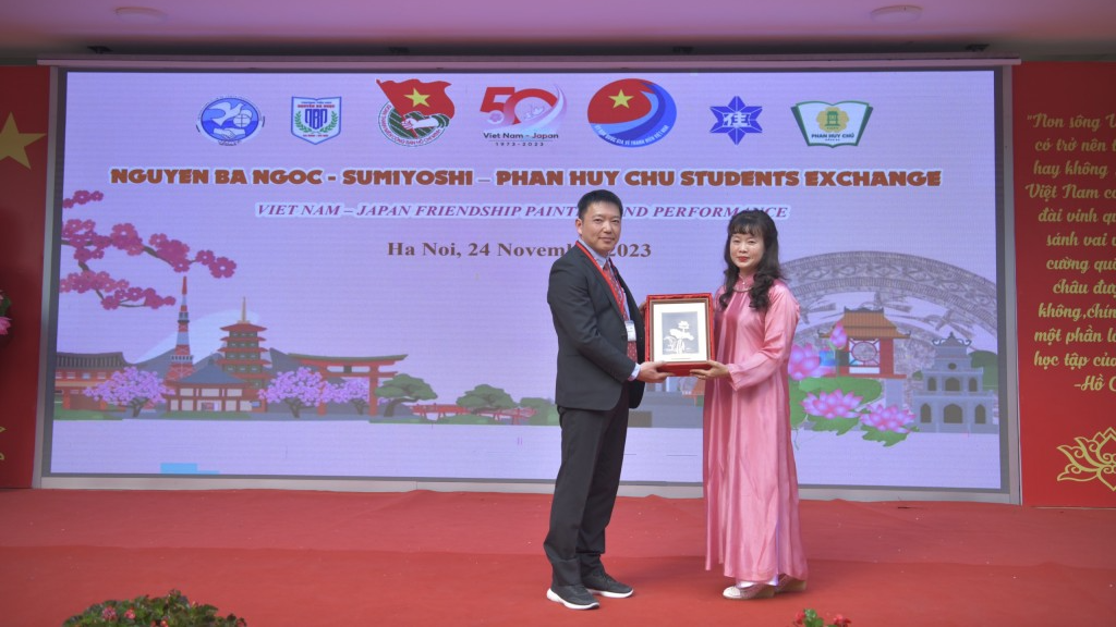 Đại diện đoàn đại biểu Nhật Bản tặng quà trường Tiểu học Nguyễn Bá Ngọc 