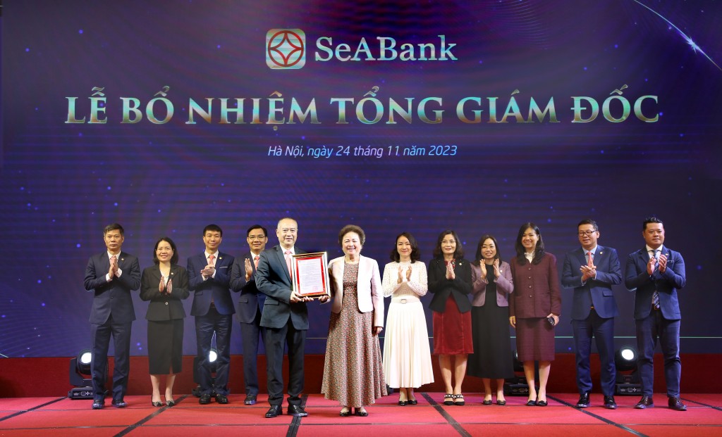 Lãnh đạo SeABank trao quyết định bổ nhiệm ông Lê Quốc Long đảm nhiệm chức vụ Tổng Giám đốc.