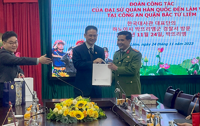 Đại sứ quán Hàn Quốc trao tặng quà Công an quận Bắc Từ Liêm