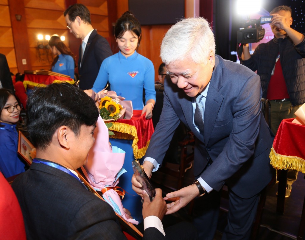 đồng chí: Đỗ Văn Chiến, Bí thư Trung ương Đảng, Chủ tịch Ủy ban Trung ương Mặt trận Tổ quốc Việt Nam trao khen thưởng tới thanh niên khuyết tật tiêu biểu