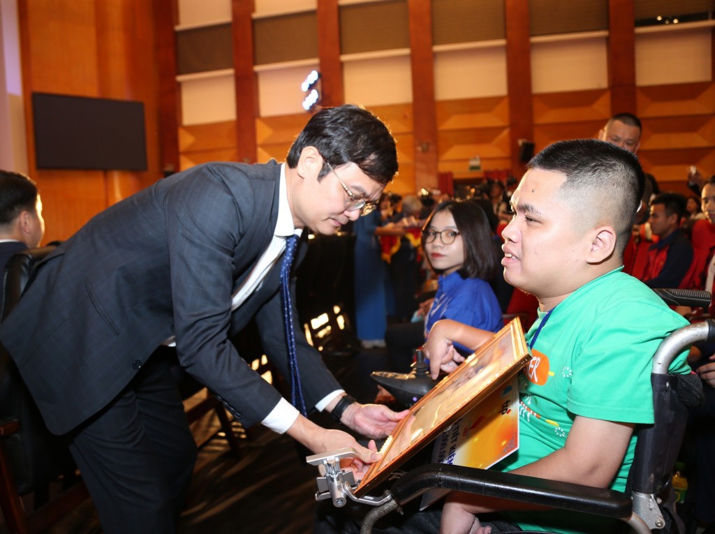 Bùi Quang Huy, Ủy viên dự khuyết BCH Trung ương Đảng, Bí thư Thứ nhất Trung ương Đoàn trao khen thưởng tới thanh niên khuyết tật tiêu biểu