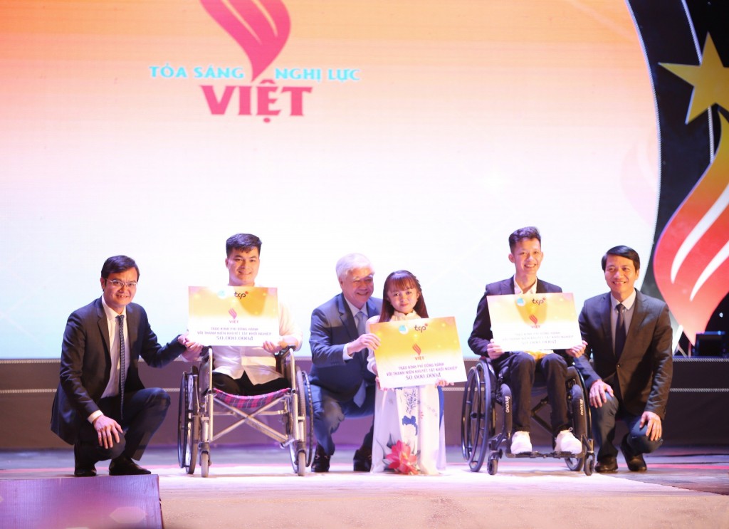 Các đồng chí lãnh đạo trao phần thưởng tới thanh niên khuyết tật tiêu biểu