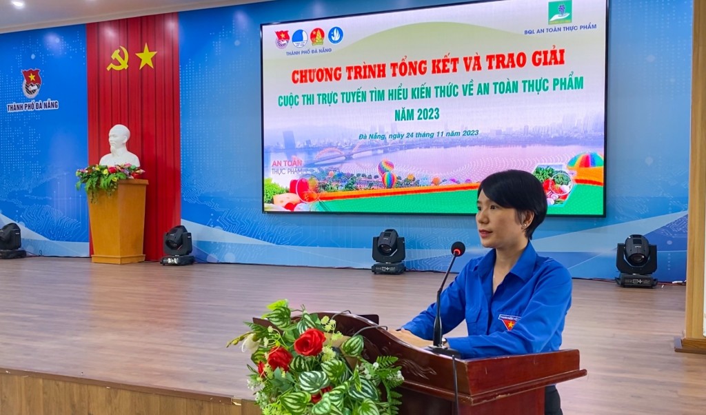 đồng chí Nguyễn Thị Anh Thảo, Phó Bí thư Thành đoàn, Chủ tịch Hội đồng Đội TP Đà Nẵng chúc mừng các tập thể và cá nhân đạt giải (Đ.Minh)