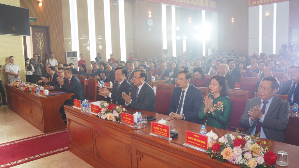 Hoàng Mai Các đại biểu Trung ương, thành phố tham dự lễ kỷ niệm 20 năm thành lập quận Hoàng Mai