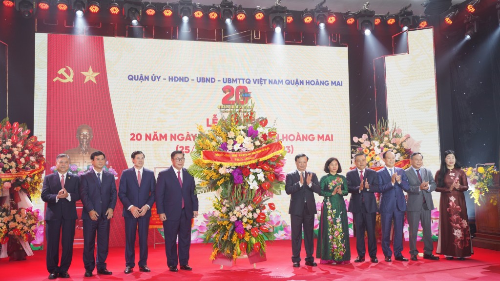 Hoàng Mai Các đồng chí lãnh đạo Thành ủy - HĐND - UBND thành phố Hà Nội tặng lẵng hoa chúc mừng Đảng bộ, chính quyền và Nhân dân quận Hoàng Mai