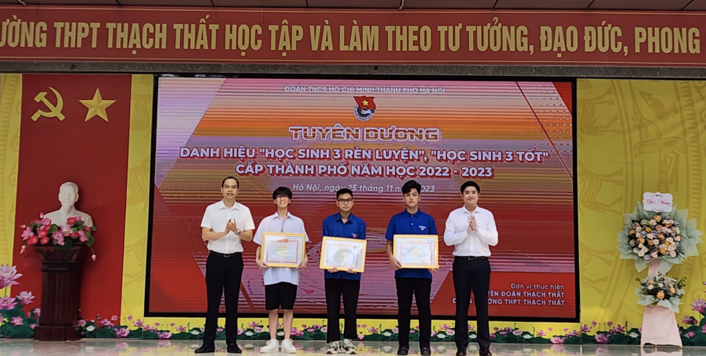 Lãnh đạo Trung ương Đoàn và Thành đoàn Hà Nội trao danh hiệu Học sinh 3 rèn luyện