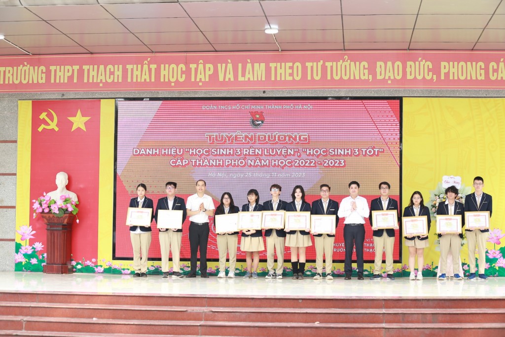 Đồng chí Lâm Tùng và đồng chí Nguyễn Tiến Hưng trao danh hiệu Học sinh 3 tốt cho các bạn đoàn viên hội tụ đầy đủ các tiêu chí: Đạo đức tốt, học tập tốt và thể lực tốt