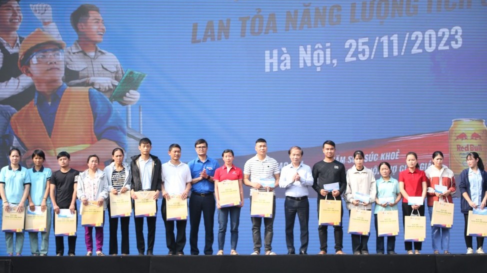 3.000 công nhân trẻ Hà Nội được khám bệnh, tặng quà
