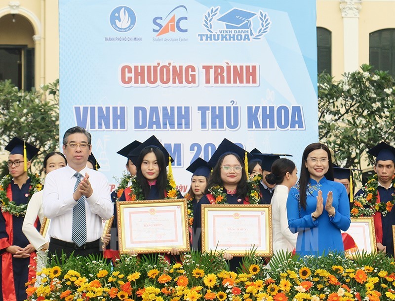 Đồng chí Nguyễn Phước Lộc và đồng chí Nguyễn Phạm Duy Trang vinh danh thủ khoa đại học năm 2023