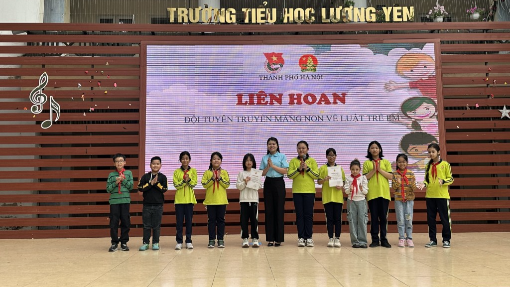 Đại diện Thành đoàn - Hội đồng Đội thành 