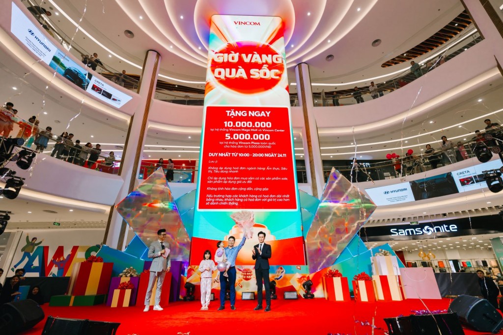 Khách hàng may mắn sở hữu hóa đơn mua sắm dài nhất trong ngày 24/11 tại Vincom Mega Mall Smart City nhận ngay quà tặng 10.000.000 đồng tiền mặt