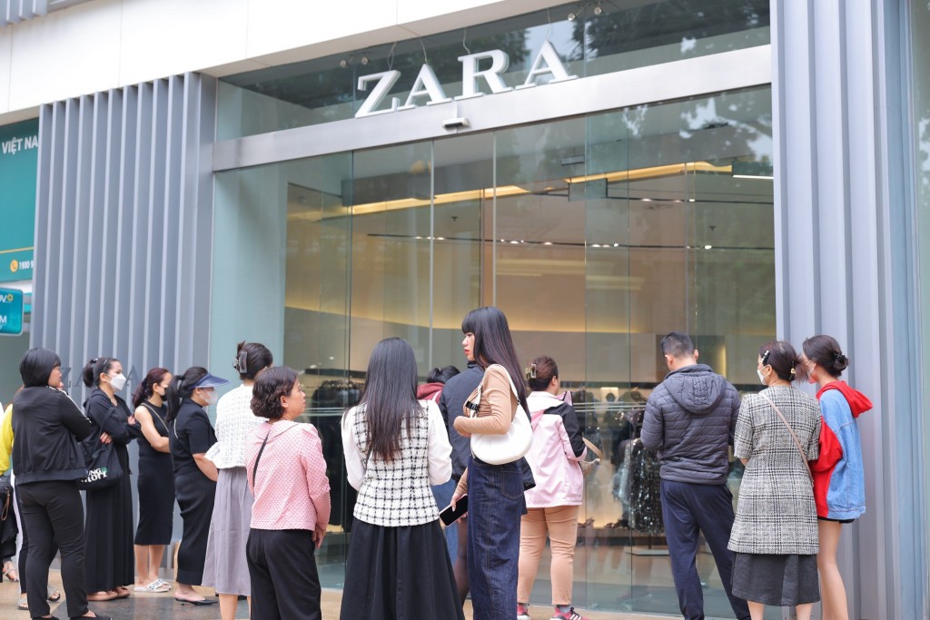 Nghe tin ZARA giảm sâu lên tới 40%, các tín đồ mua sắm đã đứng xếp hàng ngay từ khi trung tâm thương mại chưa mở cửa