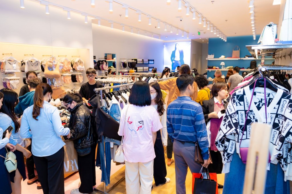 Khách mua sắm chen chân trong ngày đầu của Black Friday khi Calvin Klein giảm giá kịch sàn