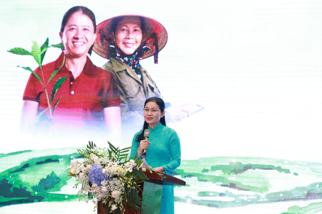 Bà Tôn Ngọc Hạnh, Ủy viên dự khuyết Ban Chấp hành Trung ương Đảng, Phó Chủ tịch Hội LHPN Việt Nam  phát biểu chỉ đạo tại Hội nghị