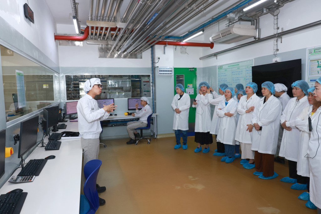 Đại biểu được đại diện Nhà máy chia sẻ về các quy trình sản xuất hiện đại với tiêu chuẩn nghiêm ngặt của nhà máy