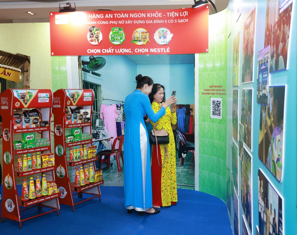 Đại biểu tham quan và trải nghiệm các hoạt động của Chương trình hợp tác giữa Hội LHPN Việt Nam và Nestlé Việt Nam tại khu vực triển lãm và trưng bày của Hội nghị