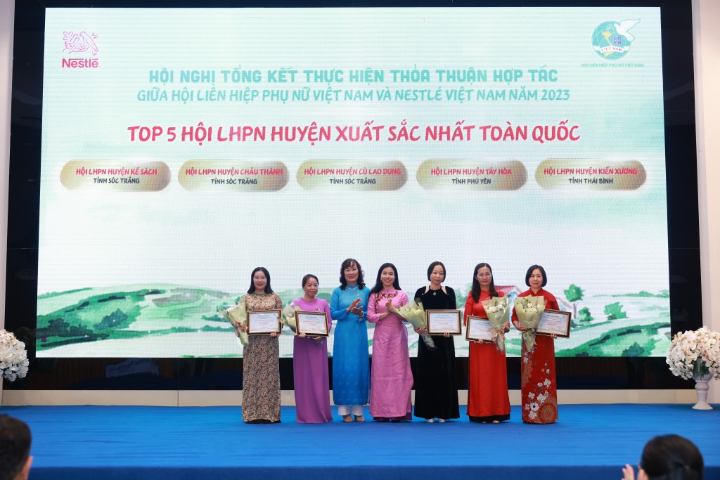 Đại diện Hội LHPN Việt Nam và Nestlé Việt Nam chúc mừng các Hội LHPN cấp huyện có thành tích xuất sắc nhất năm 2023