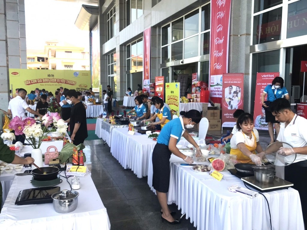 Hội viên Chương trình tham gia Cuộc thi nấu ăn nhân ngày Gia đình Việt Nam nhằm chia sẻ các kiến thức, kỹ năng về dinh dưỡng và bữa ăn cân bằng dinh dưỡng cho gia đình(1)
