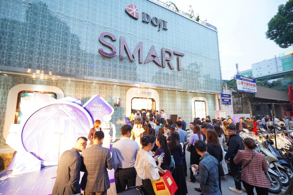 Đông nghẹt người chờ xếp hàng trải nghiệm dịch vụ trang sức bằng AI Đông nghẹt người chờ xếp hàng trải nghiệm dịch vụ trang sức bằng AI