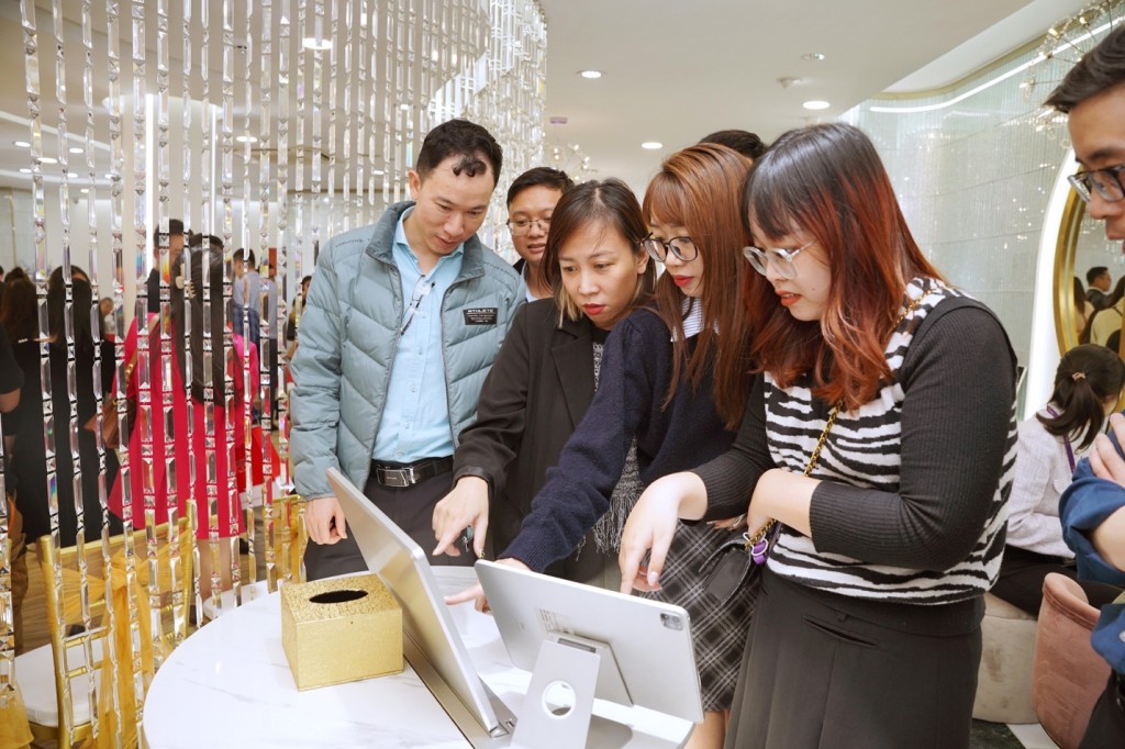 Đông nghẹt người chờ xếp hàng trải nghiệm dịch vụ trang sức bằng AI Đông nghẹt người chờ xếp hàng trải nghiệm dịch vụ trang sức bằng AI