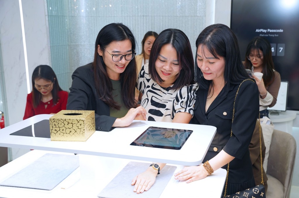 Đông nghẹt người chờ xếp hàng trải nghiệm dịch vụ trang sức bằng AI Đông nghẹt người chờ xếp hàng trải nghiệm dịch vụ trang sức bằng AI
