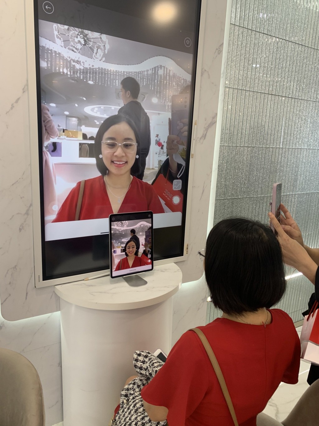Đông nghẹt người chờ xếp hàng trải nghiệm dịch vụ trang sức bằng AI Đông nghẹt người chờ xếp hàng trải nghiệm dịch vụ trang sức bằng AI