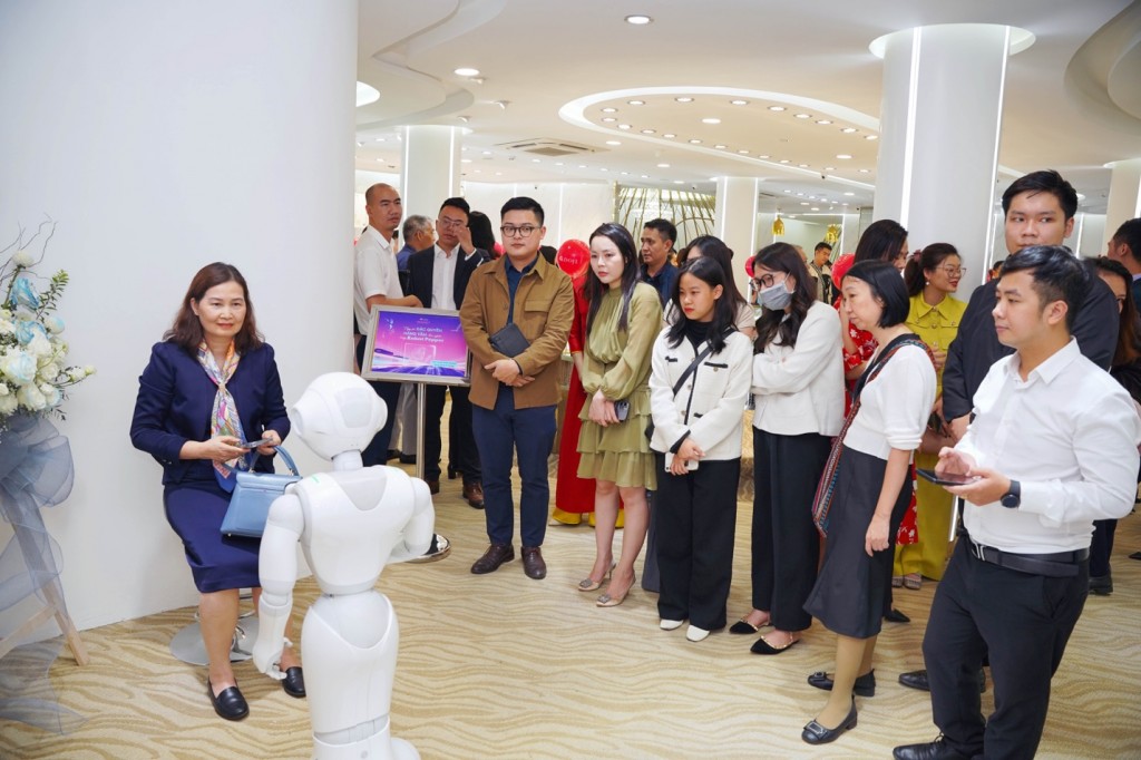 Đông nghẹt người chờ xếp hàng trải nghiệm dịch vụ trang sức bằng AI Đông nghẹt người chờ xếp hàng trải nghiệm dịch vụ trang sức bằng AI