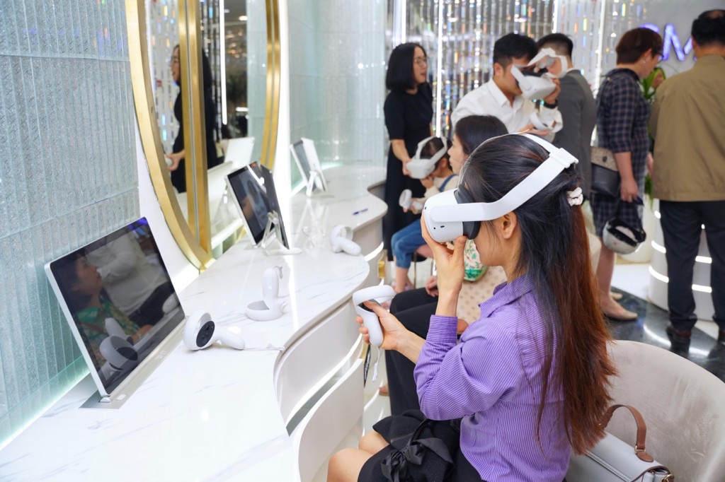 Đông nghẹt người chờ xếp hàng trải nghiệm dịch vụ trang sức bằng AI Đông nghẹt người chờ xếp hàng trải nghiệm dịch vụ trang sức bằng AI