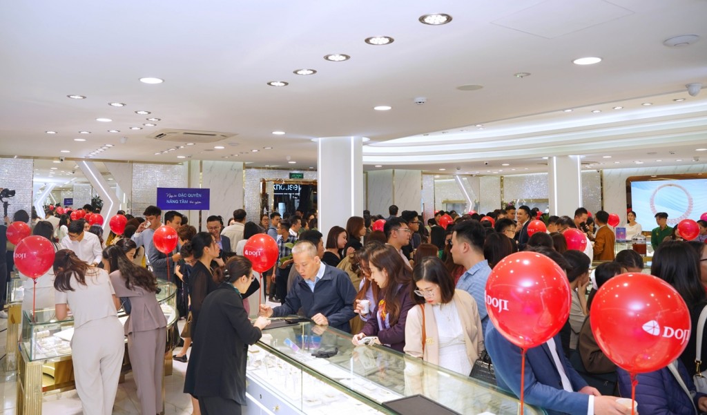 Đông nghẹt người chờ xếp hàng trải nghiệm dịch vụ trang sức bằng AI Đông nghẹt người chờ xếp hàng trải nghiệm dịch vụ trang sức bằng AI