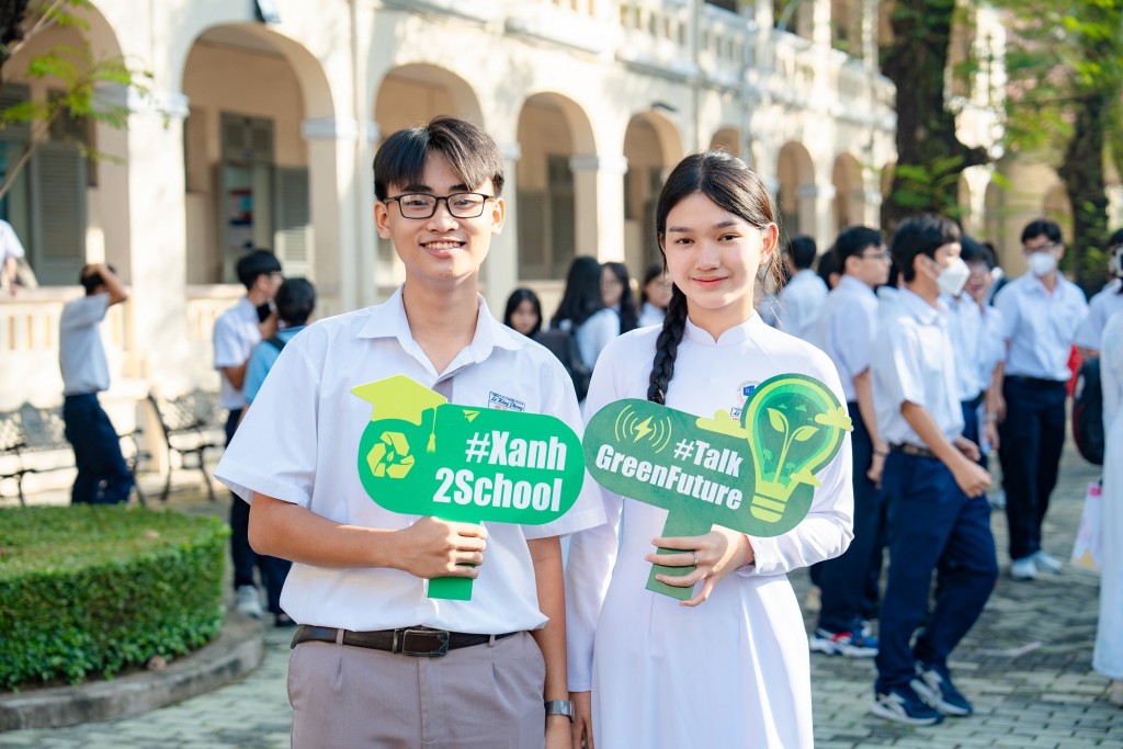 Các bạn trẻ thích thú “check in” cùng standee cuộc thi Tiếng nói Xanh.