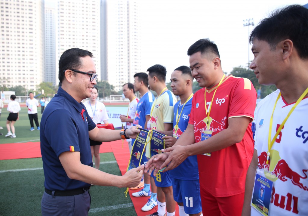 Ông Nguyễn Thanh Huân - TGĐ TCP Việt Nam trao cờ lưu niệm cho đội bóng