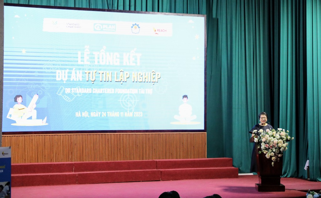 Bà Trịnh Như Quỳnh - Giám đốc đối ngoại Standard Chartered phát biểu tại lễ tổng kết dự án - nguồn ảnh HNIVC