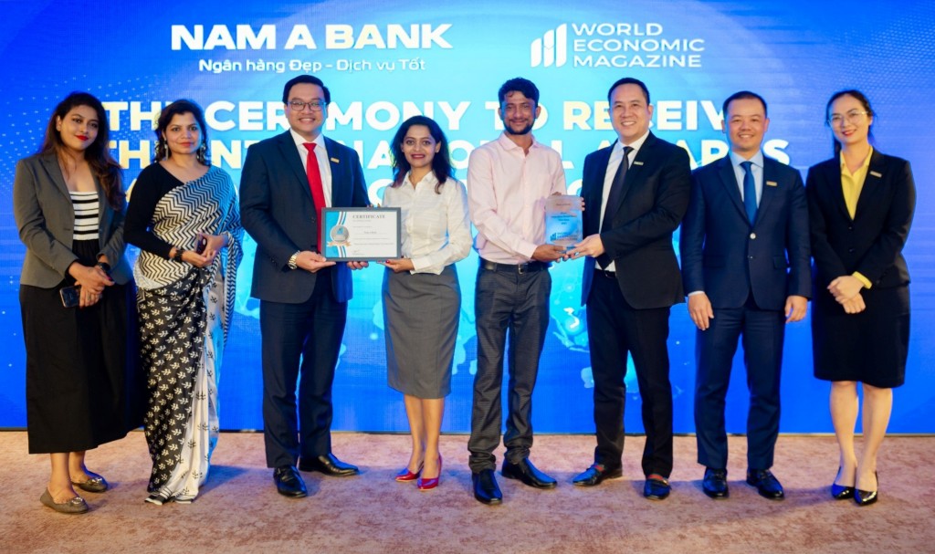 Đại diện Nam A Bank nhận giải thưởng từ Tạp chí World Economic Magazine