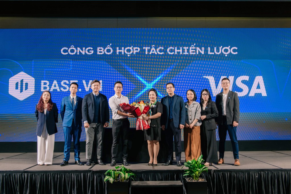Bà Đặng Tuyết Dung, Giám đốc Visa Việt Nam và Lào, nhận hoa từ đối tác Base.vn