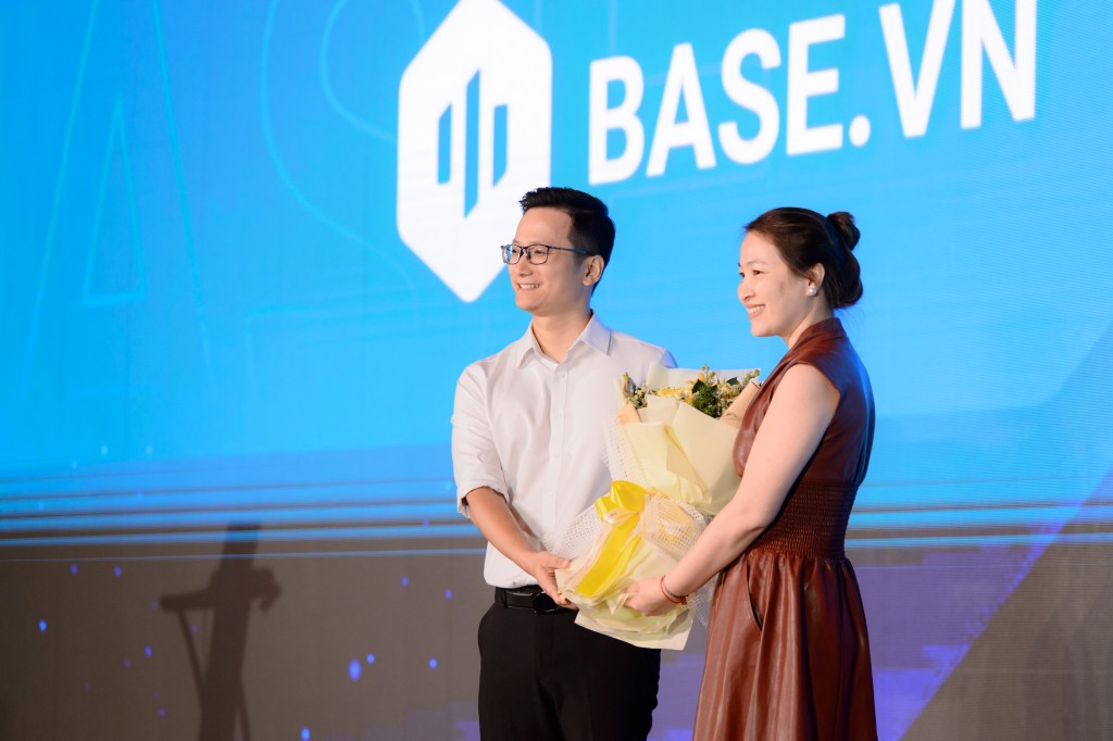 Đại diện từ Visa, Bà Thảo Hồ, Giám đốc Phát triển Đối Tác Số, nhận hoa từ đối tác Base.vn trong lễ bế mạc