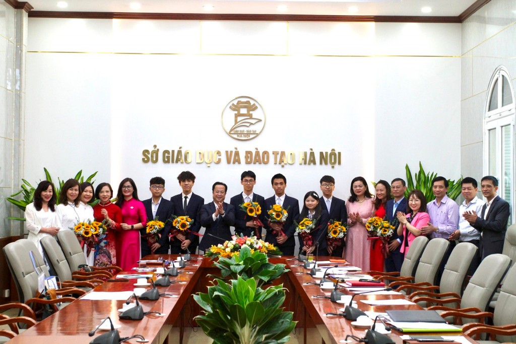 Lãnh đạo Sở GD-ĐT Hà Nội cùng các học sinh dự thi Olympic khoa học trẻ quốc tế năm 2023.
