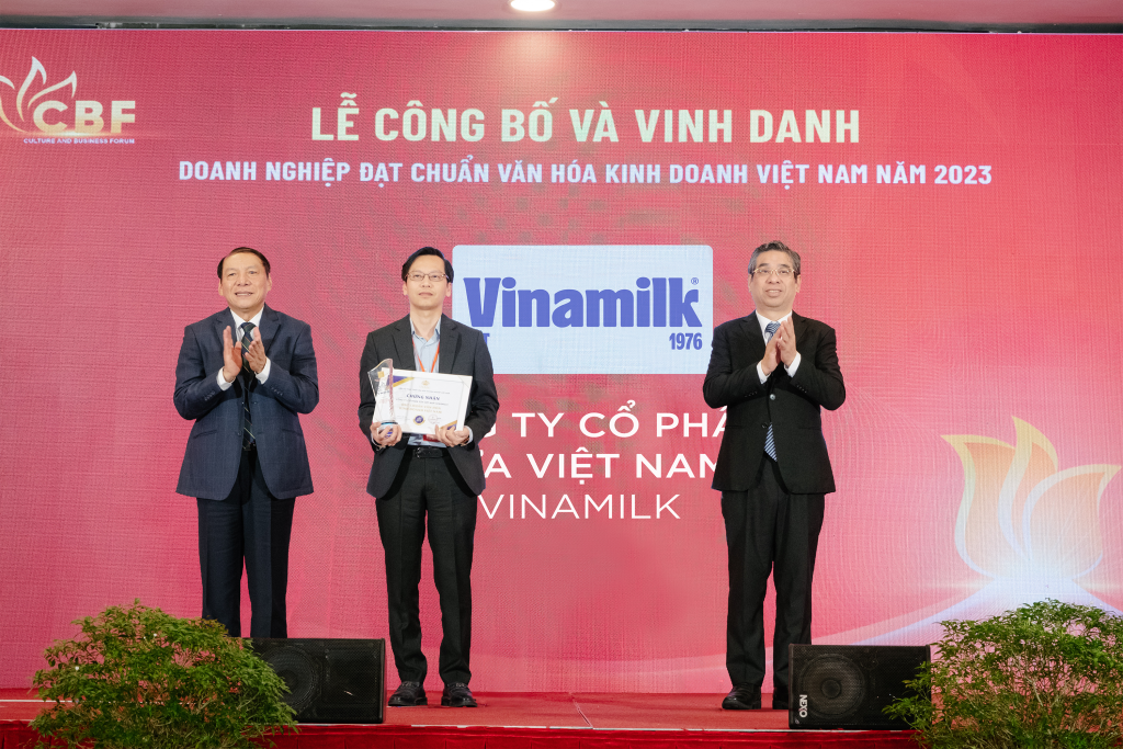 Ông Nguyễn Tường Huy – Giám đốc Nhân sự Vinamilk – nhận chứng nhận “Doanh nghiệp đạt chuẩn văn hóa kinh doanh Việt Nam năm 2023”.