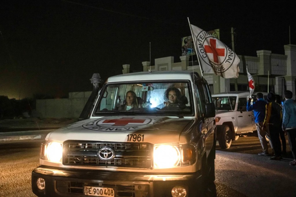 Xe của Hội Chữ thập đỏ chở con tin mà Hamas trả tự do rời Dải Gaza vào Ai Cập ngày 26/11 (Ảnh: AP)