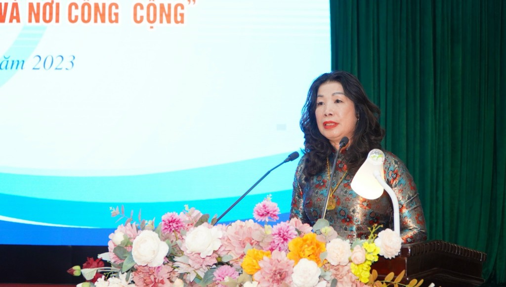 Đồng chí Trần Thị Vân Anh - Phó Giám đốc Sở Văn hóa và Thể thao Hà Nội phát biểu đề dẫn tại Hội nghị tọa đàm