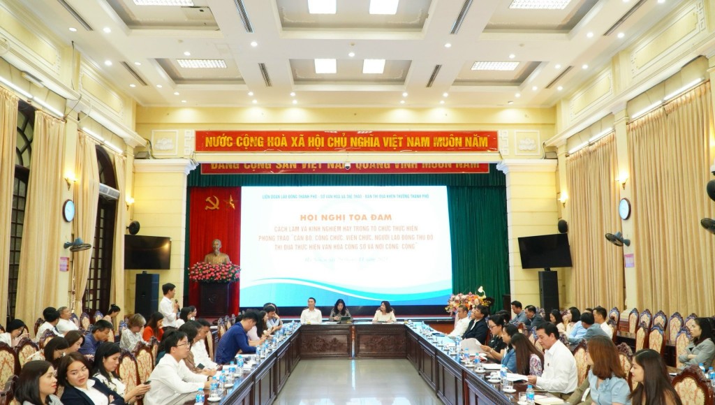Đông đảo các đại biểu đến từ các quận, huyện trên địa bàn thành phố Hà Nội đến tham dự tọa đàm