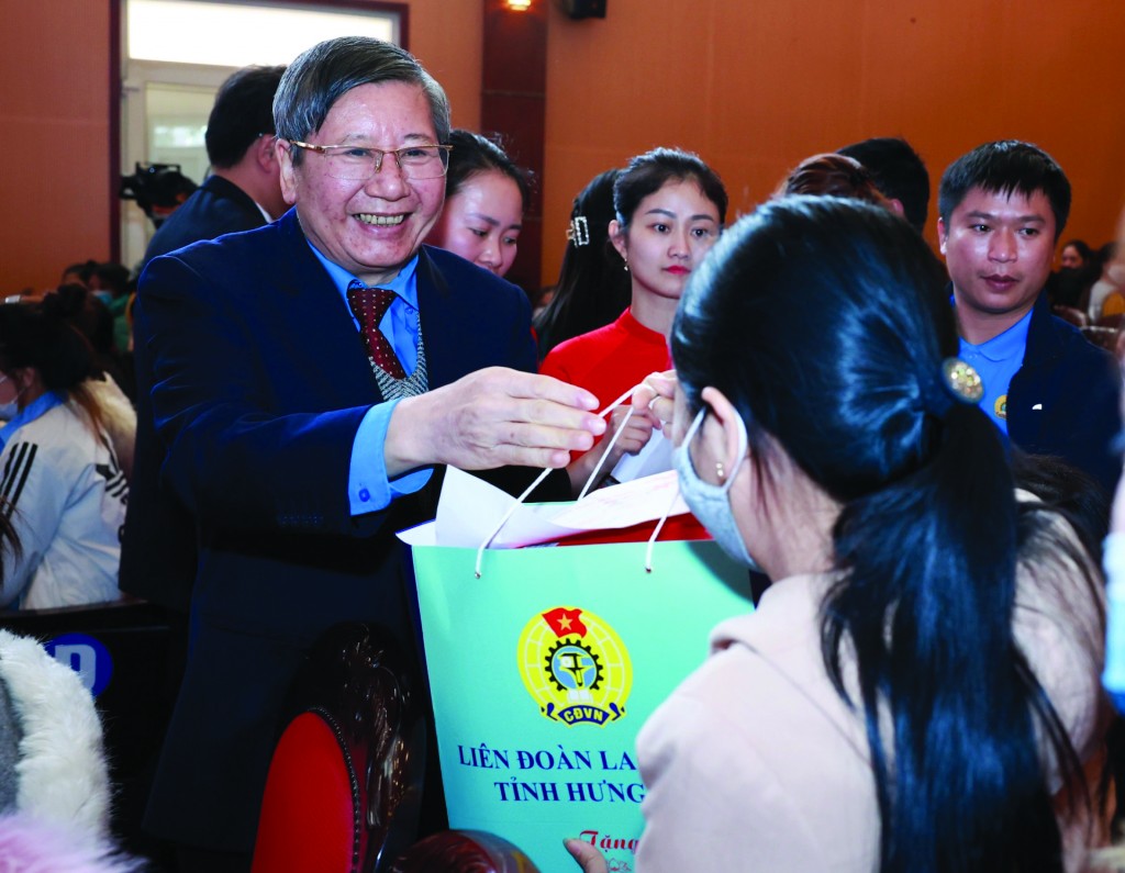 - Lao dong nu 1: Đồng chí Trần Thanh Hải - Phó Chủ tịch Thường trực Tổng Liên đoàn Lao động Việt Nam, tặng quà nữ công nhân