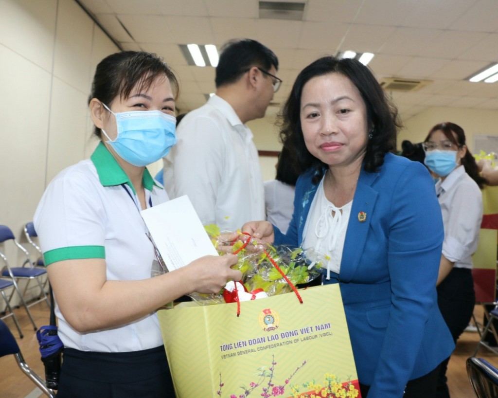 Phó Chủ tịch Tổng LĐLĐ Việt Nam Thái Thu Xương tặng quà lao động nữ
