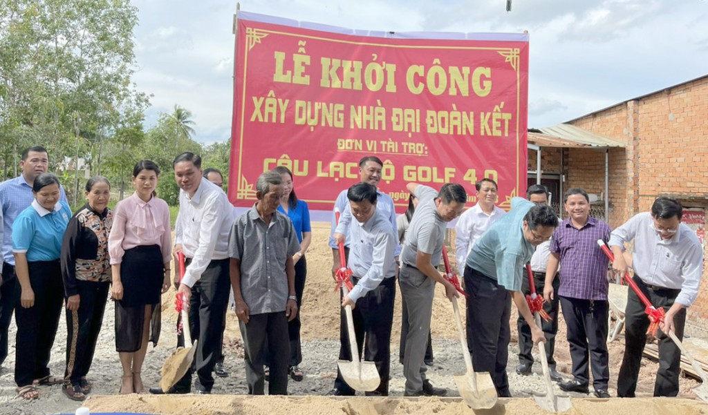 Ông Nguyễn Văn Lộc, Chủ tịch HĐND tỉnh Bình Dương cùng các thnahf viên CLB G