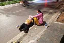 Phát hoảng với hai phụ nữ nằm lăn ra đường xin tiền