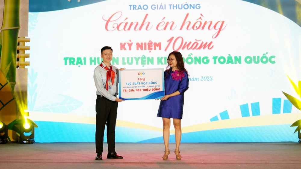 Bà Phan Thị Bích Hà, Chủ tịch Anh ngữ OKO trao tặng 300 suất học bổng tiếng Anh