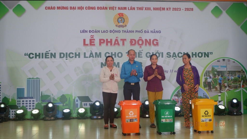 Liên đoàn Lao động TP Đà Nẵng trang bị 50 thùng rác phân loại tại nguồn cho các “Tổ tự quản công nhân khu nhà trọ” trên địa bàn quận Liên Chiểu (Ảnh: Đ.Minh)